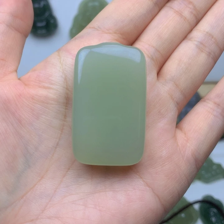 和田玉未镶嵌颈饰绵**雨