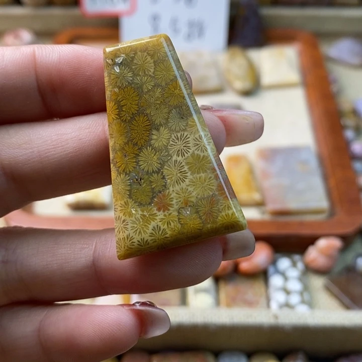 颈饰合金石英岩玉