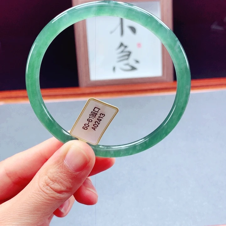 未镶嵌手镯翡翠圆镯