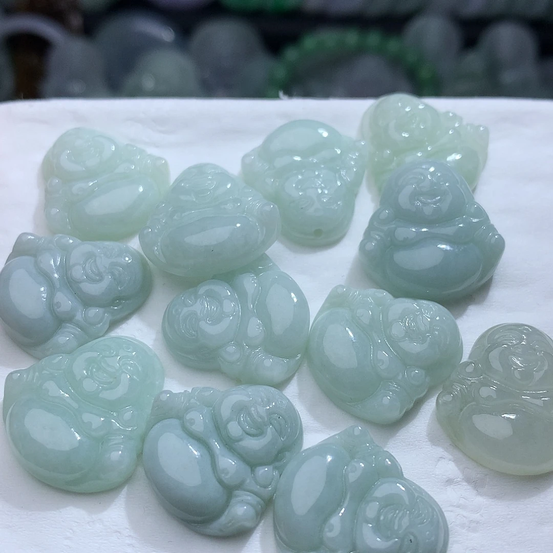 翡翠未镶嵌颈饰。多样性发其一