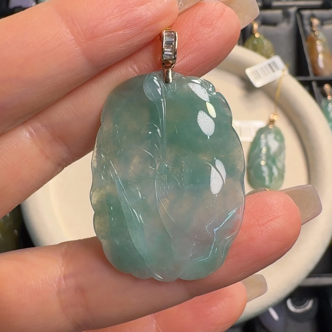 翡翠18K金镶嵌颈饰荷叶鱼