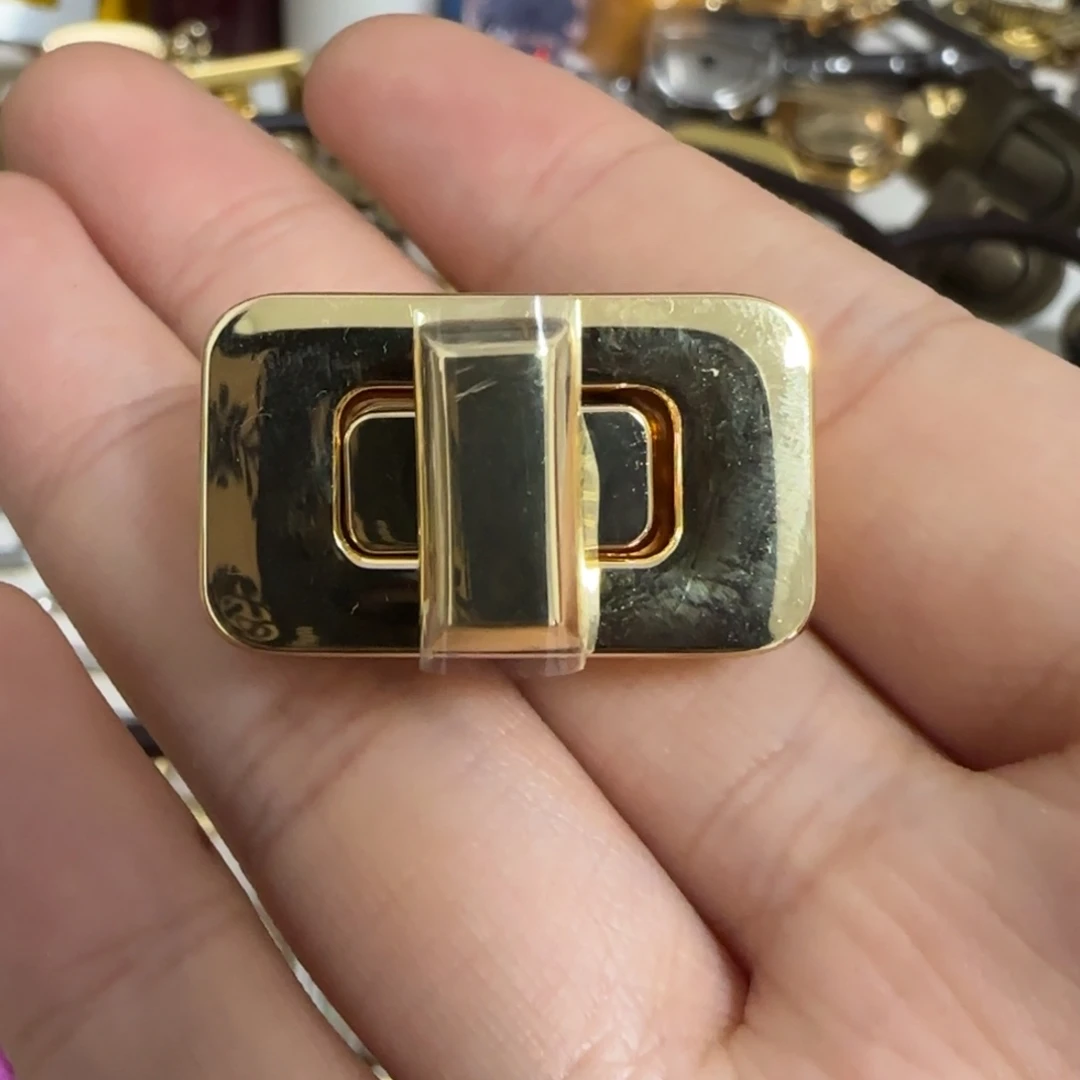 金色扭锁10元2个.