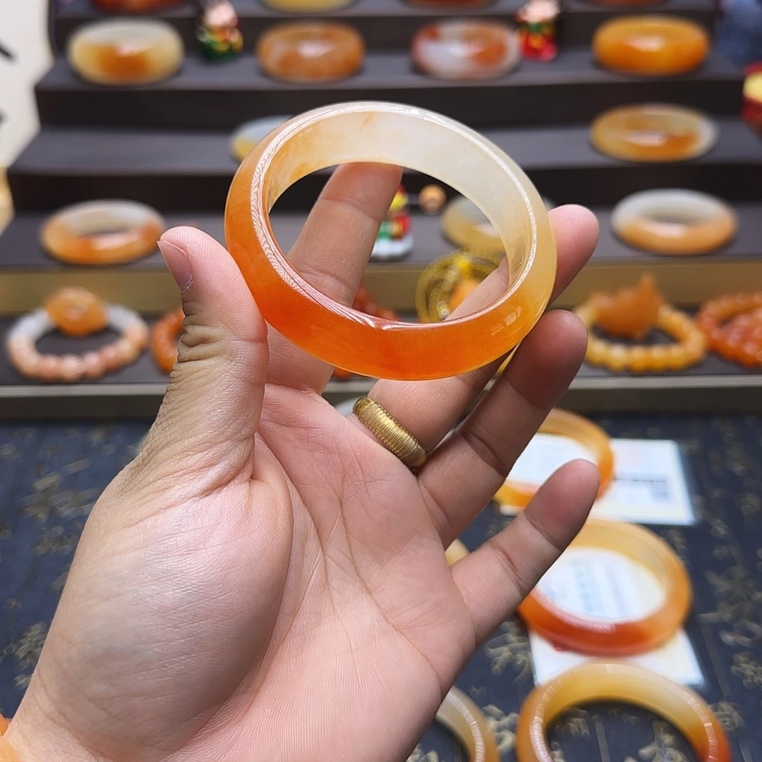 婧***婧石英质玉（黄龙玉）未镶嵌手镯