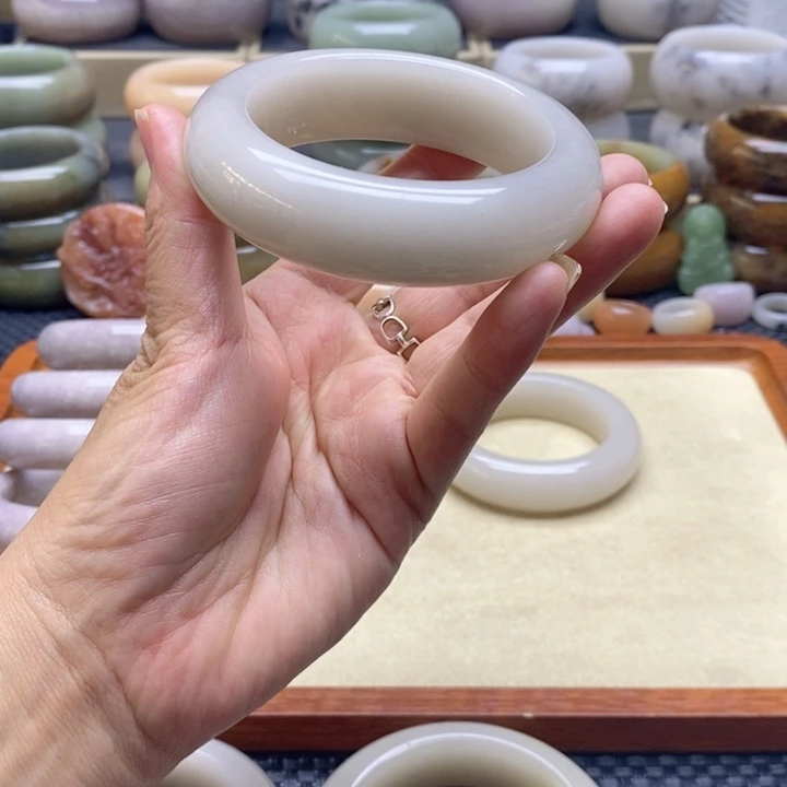 石英岩玉未镶嵌手镯