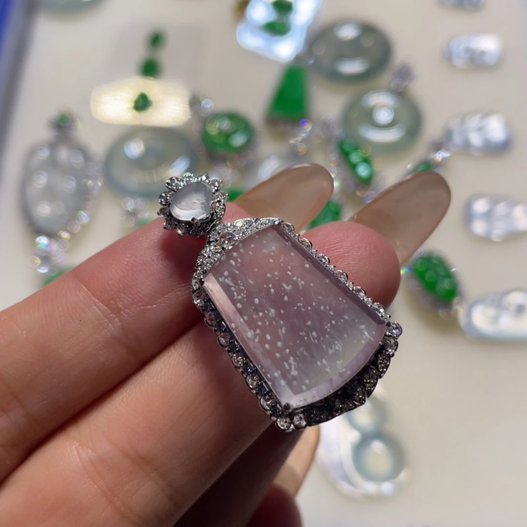 18K金镶嵌挂件翡翠无事牌