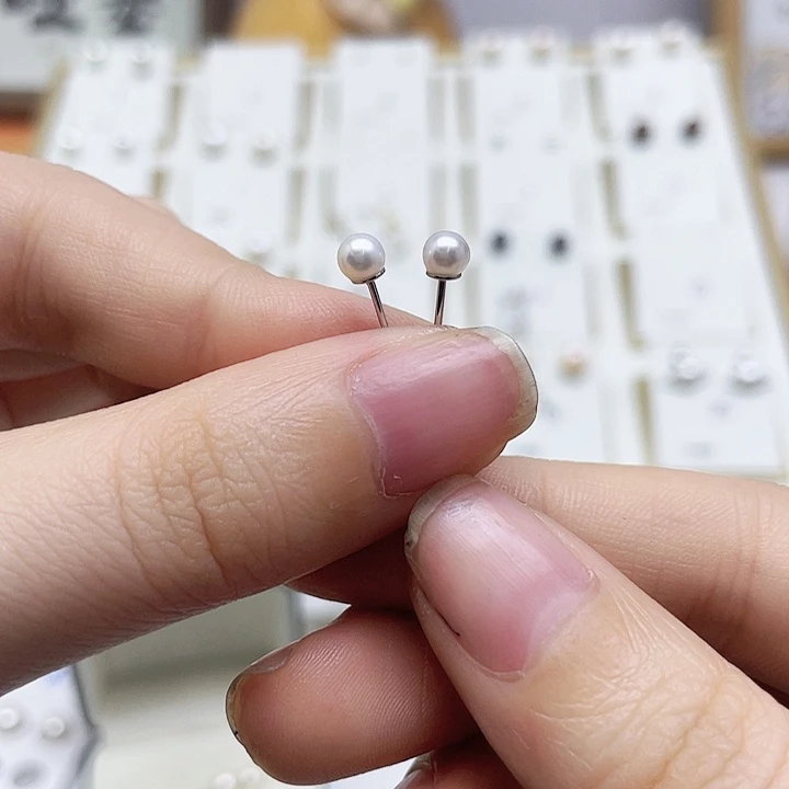 淡水珍珠耳饰银S925镶嵌猪*?