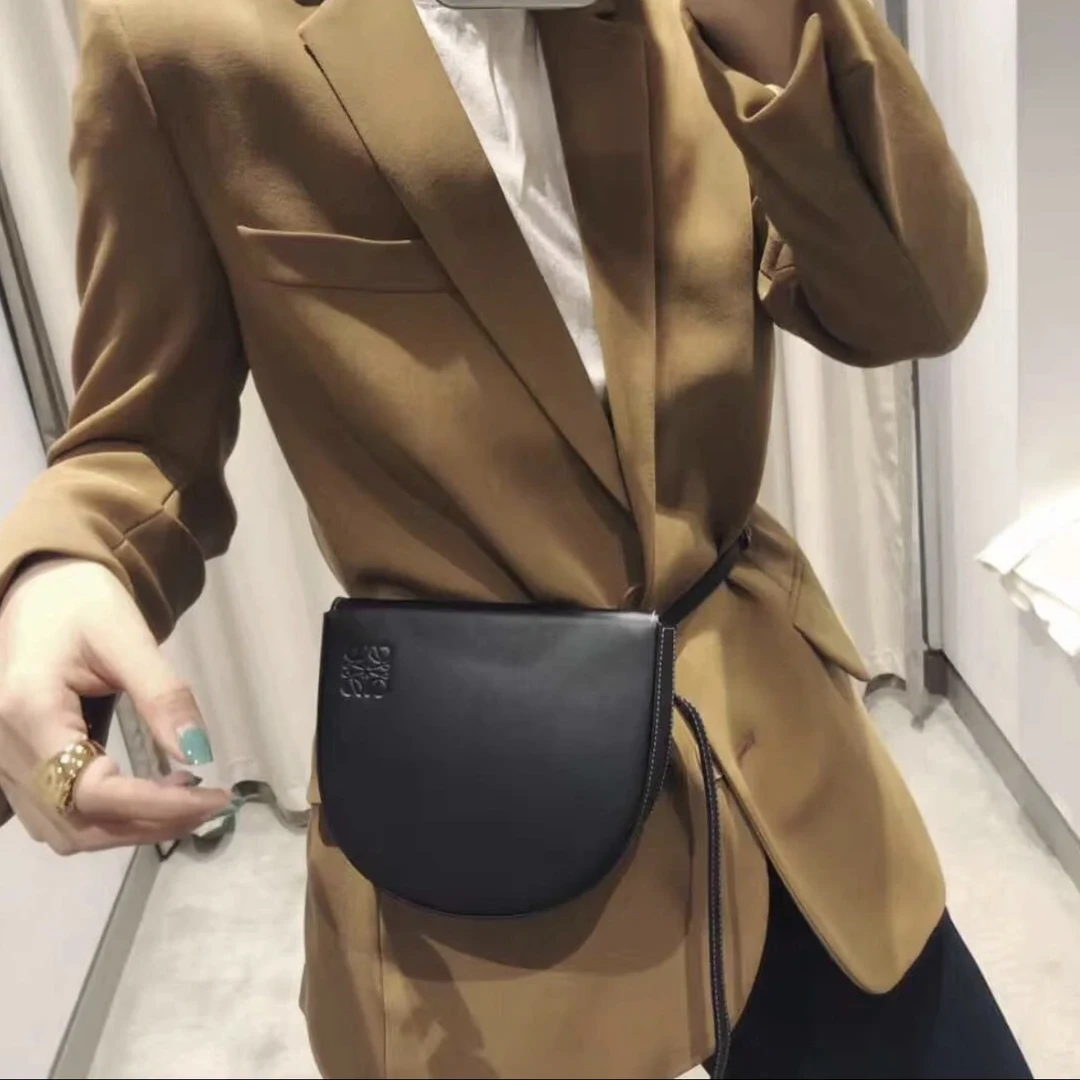 95新 LOEWE/罗意威 95新loewe黑色牛皮翻盖斜挎包41191990