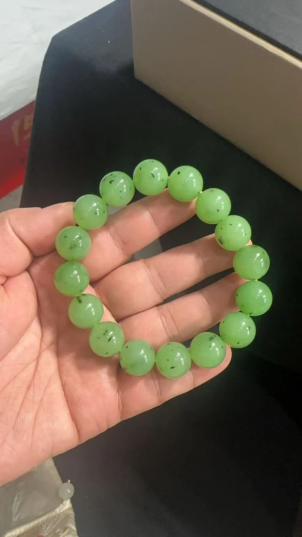 俄碧乌兰海苹果绿手串  尺寸：13mm