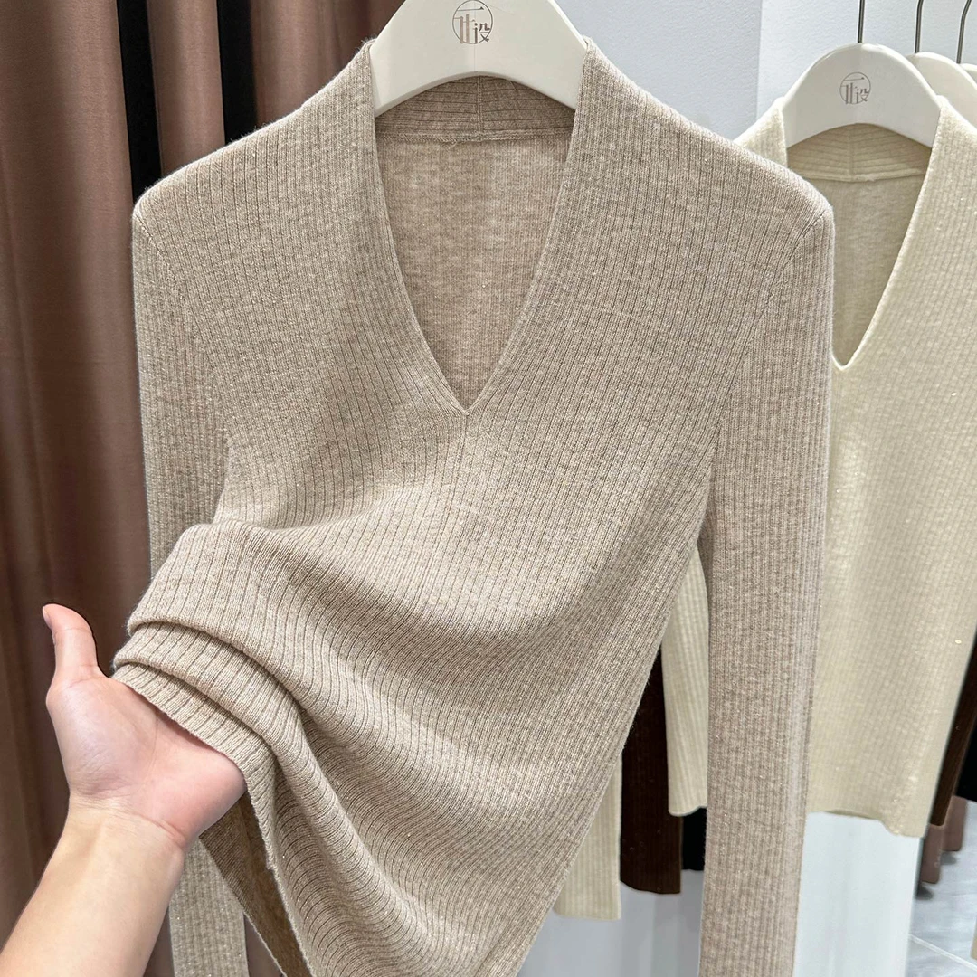 时尚感燕麦色深V领设计软糯针织上衣女秋冬新款长袖修身百搭上衣