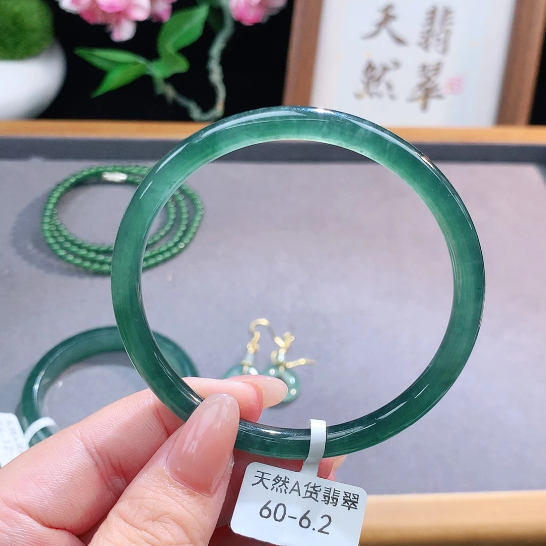 未镶嵌手镯（圆镯）翡翠