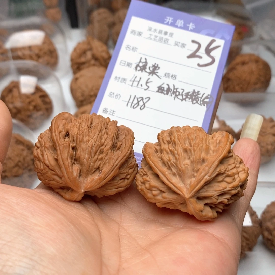 棣***棠把件文玩核桃白狮子猫头鹰三棱