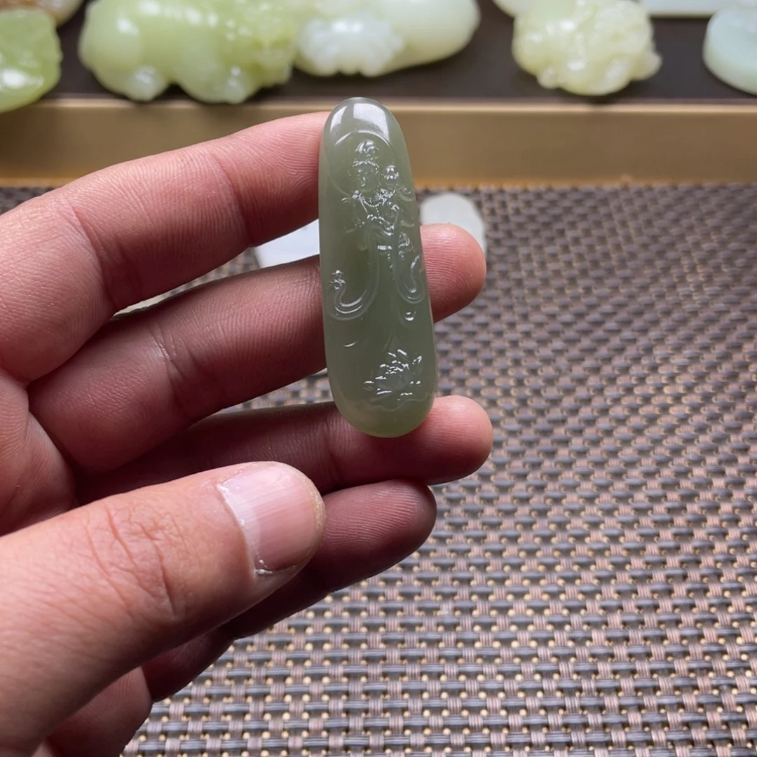 时***转和田玉未镶嵌颈饰