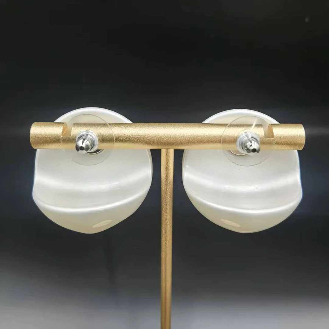 铜合金亚克力耳饰 【伊琳甄选】大白珠凹槽耳钉