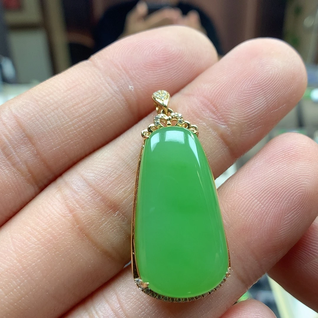 颈饰18K金镶嵌和田玉（碧玉）