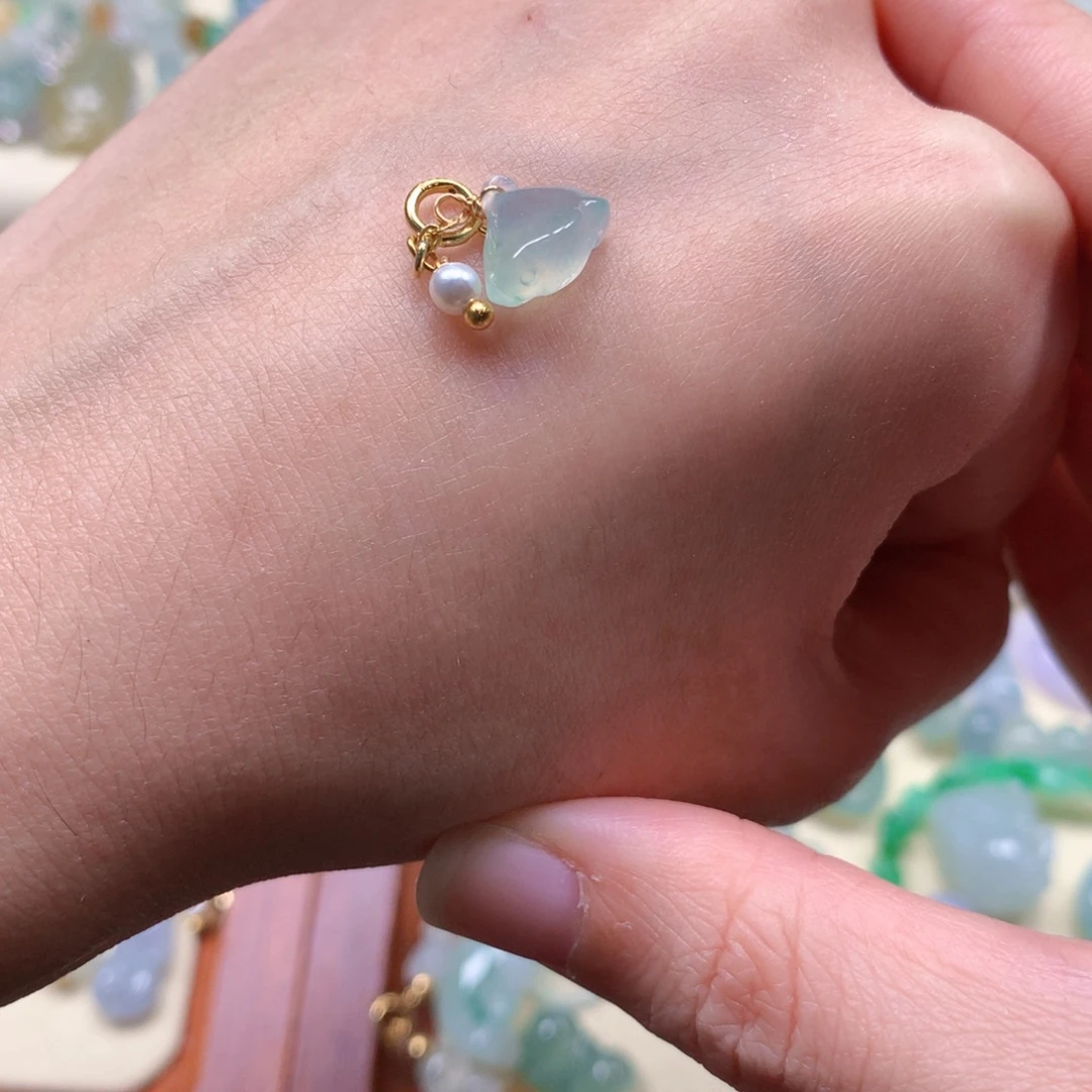 翡翠未镶嵌颈饰是