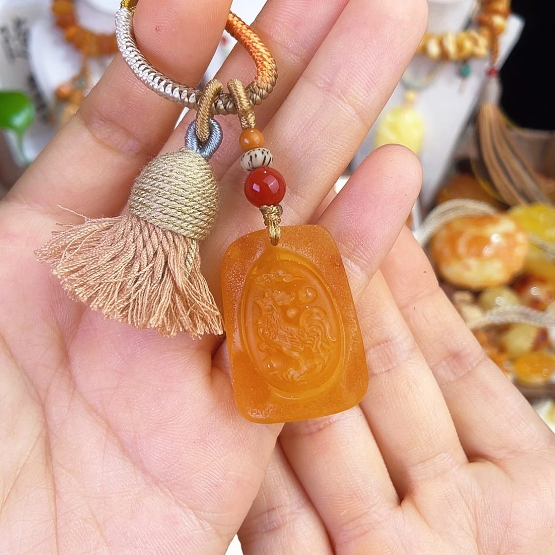 未镶嵌琥珀珠宝奇石。