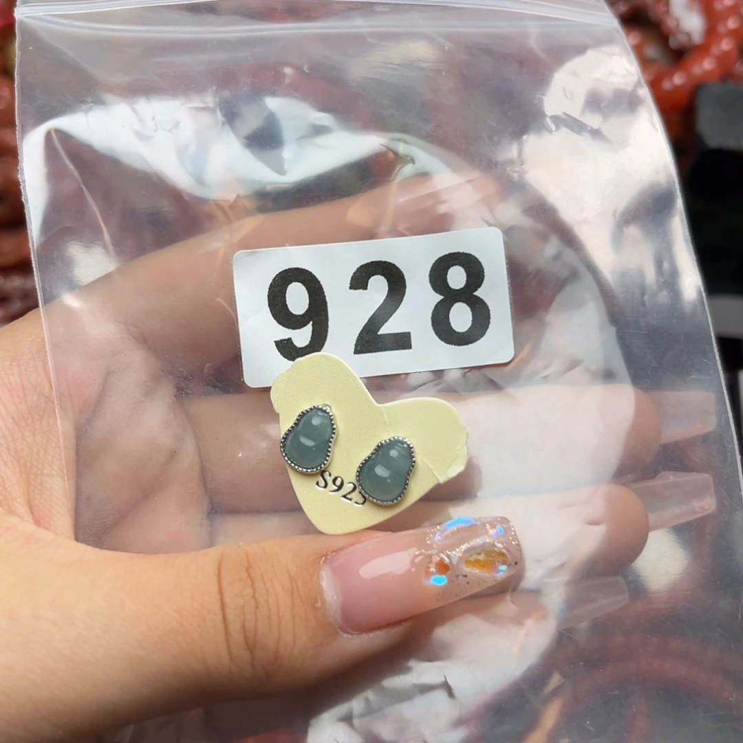 翡翠未镶嵌耳饰……….