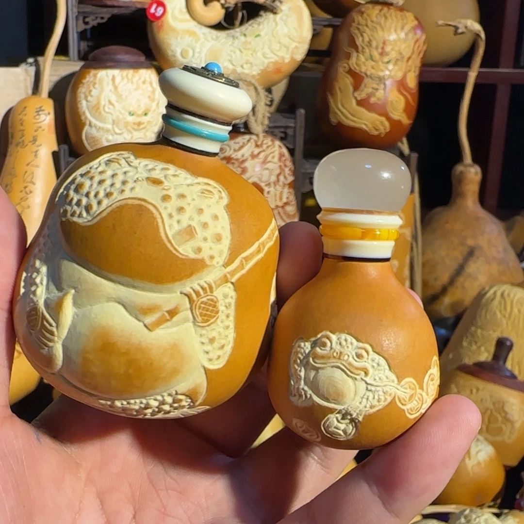 无***王有机玻璃两个金蟾雕刻