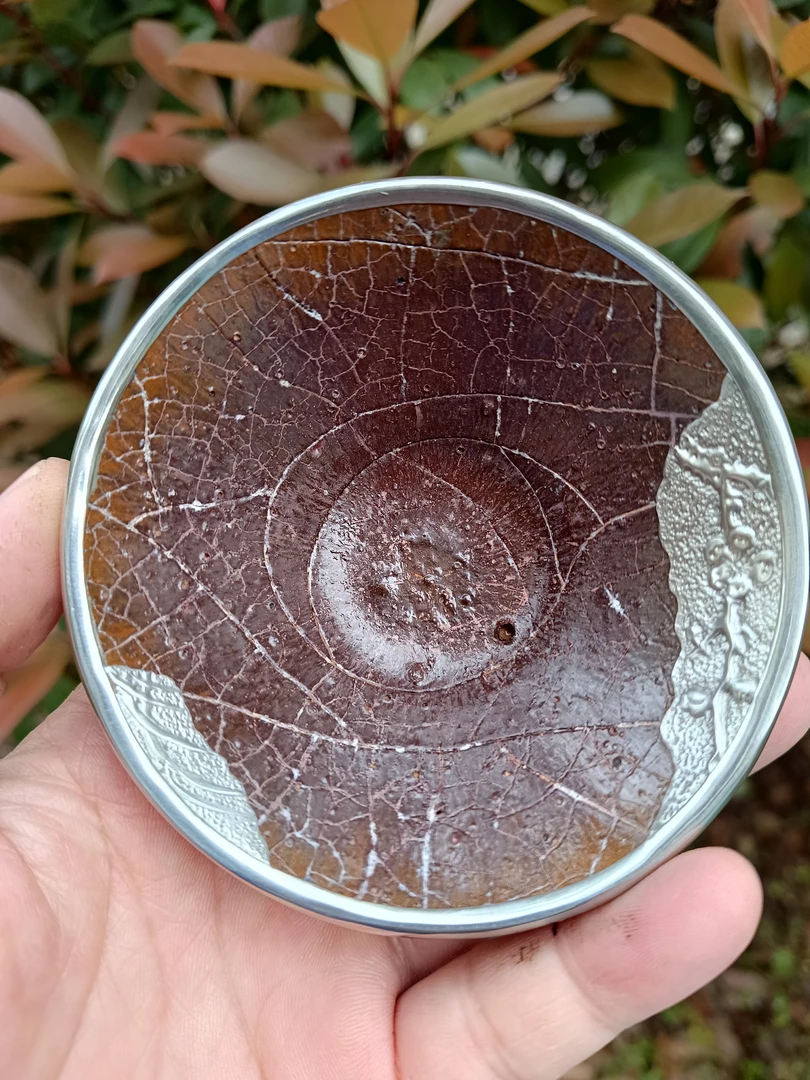 ​福清窑宋建盏，磨口包银口，口径9.5高4.3厘米。与众不同的特色