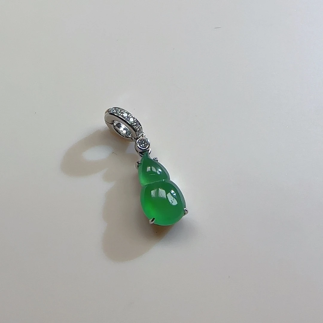 翡翠18K金镶嵌颈饰滴溜