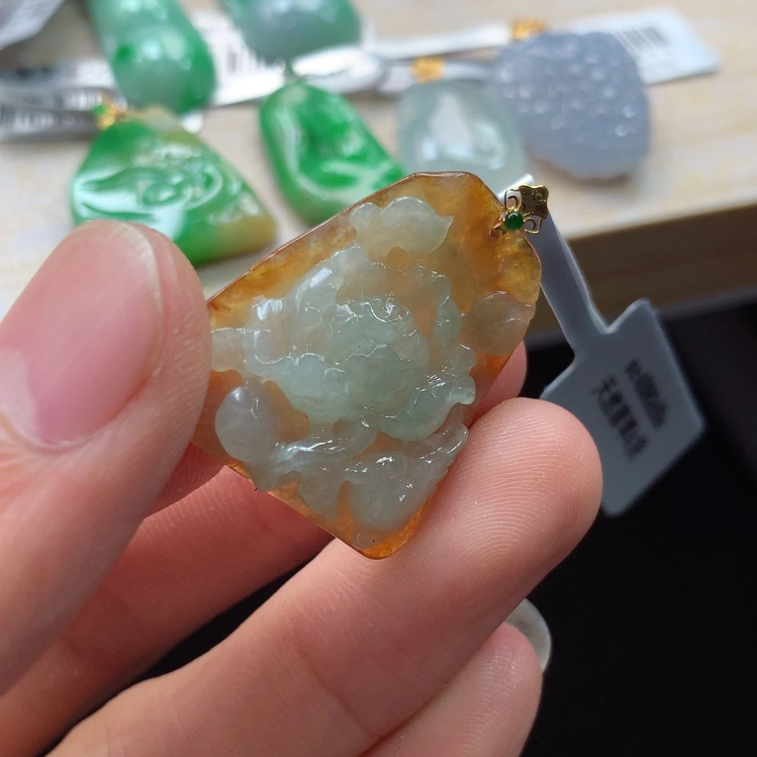 颈饰18K金镶嵌翡翠吊坠