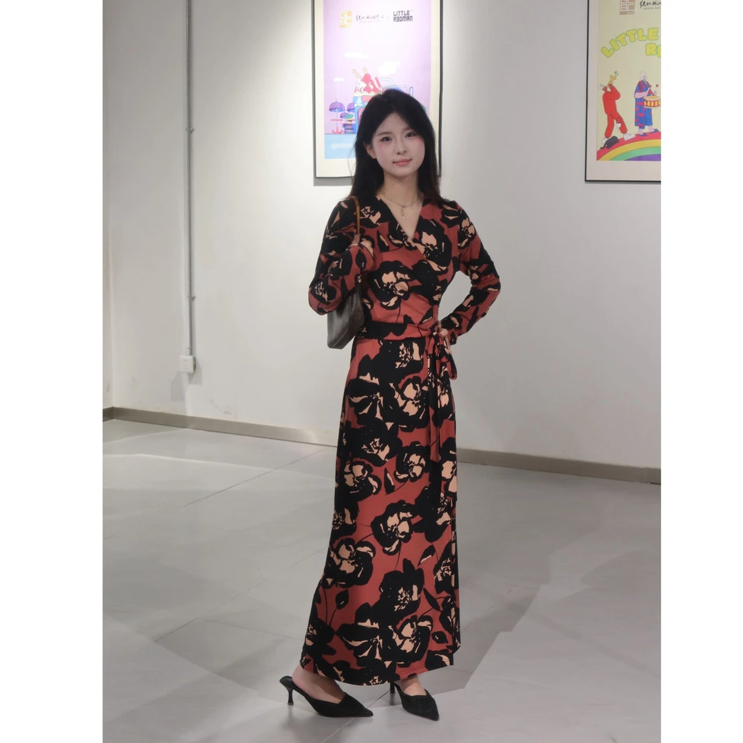 复古红底显瘦长袖气质V领中长款收腰裹身海边度假风连衣裙高级感