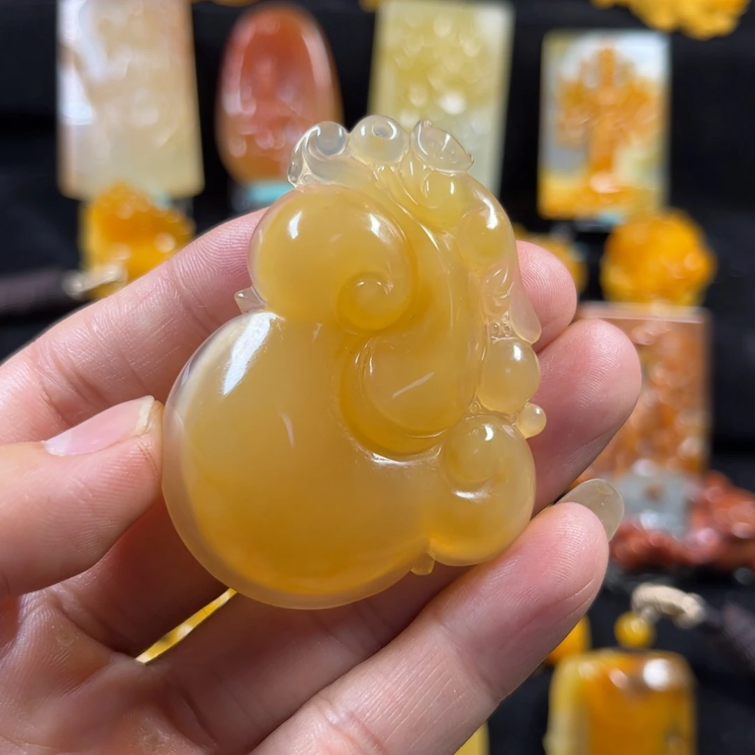 石英质玉（黄龙玉）未镶嵌颈饰