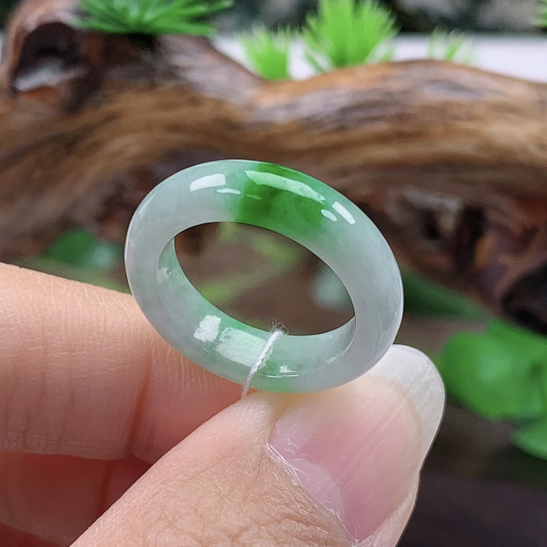 a473天然翡翠A货飘辣绿戒指12号圈口内直径16.1宽5.3厚3.7mm