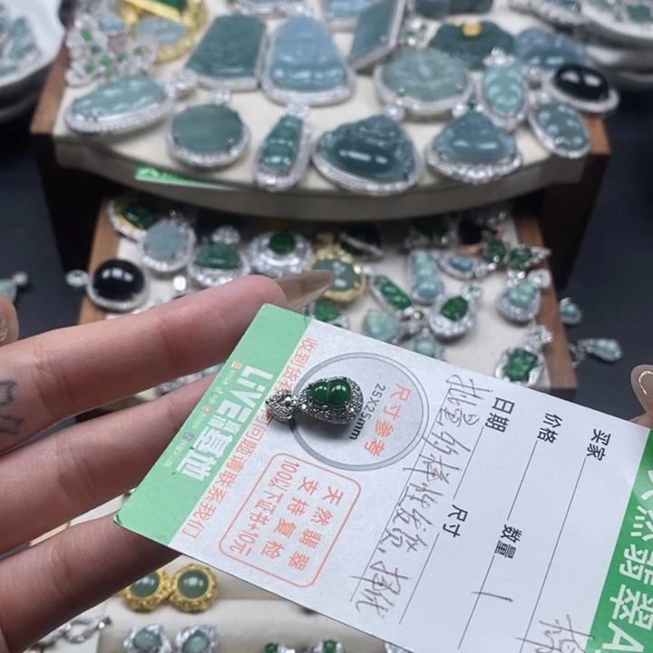 翡翠颈饰未镶嵌翡翠