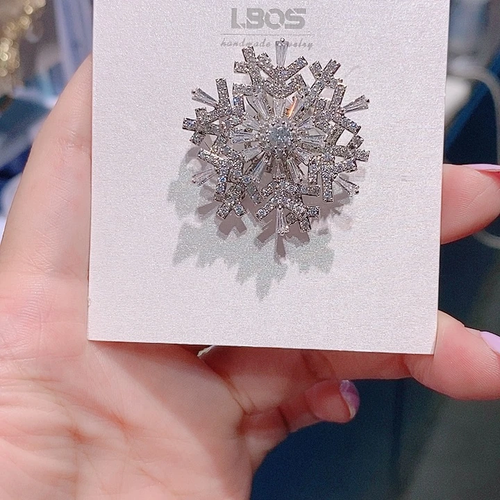 锆石铜合金旋转雪花胸针