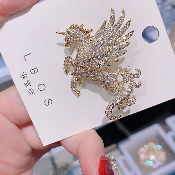 锆石铜合金小飞马胸针