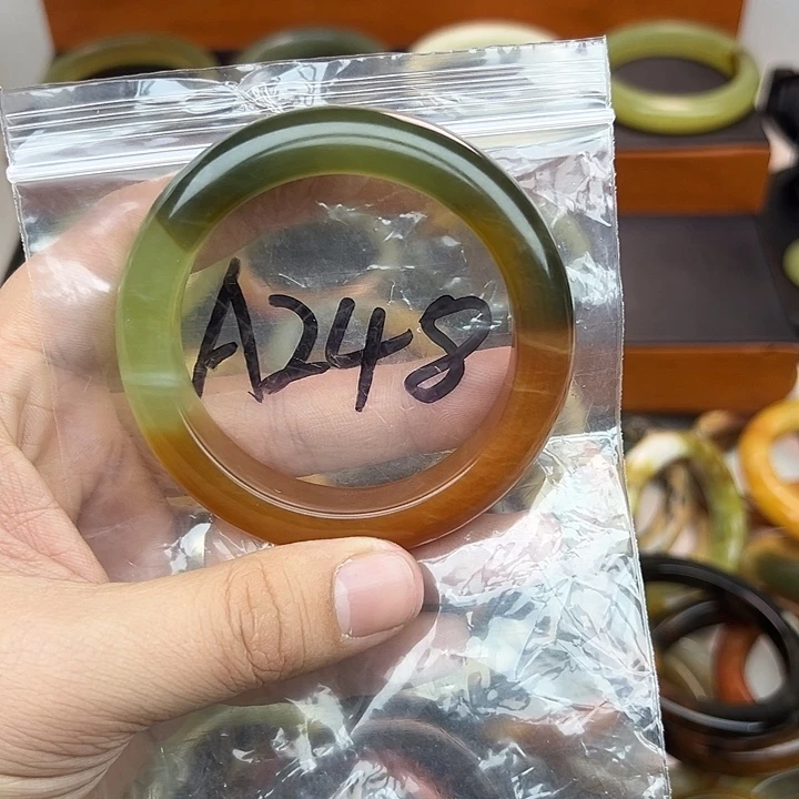 茈***烟蛇纹石玉未镶嵌手镯