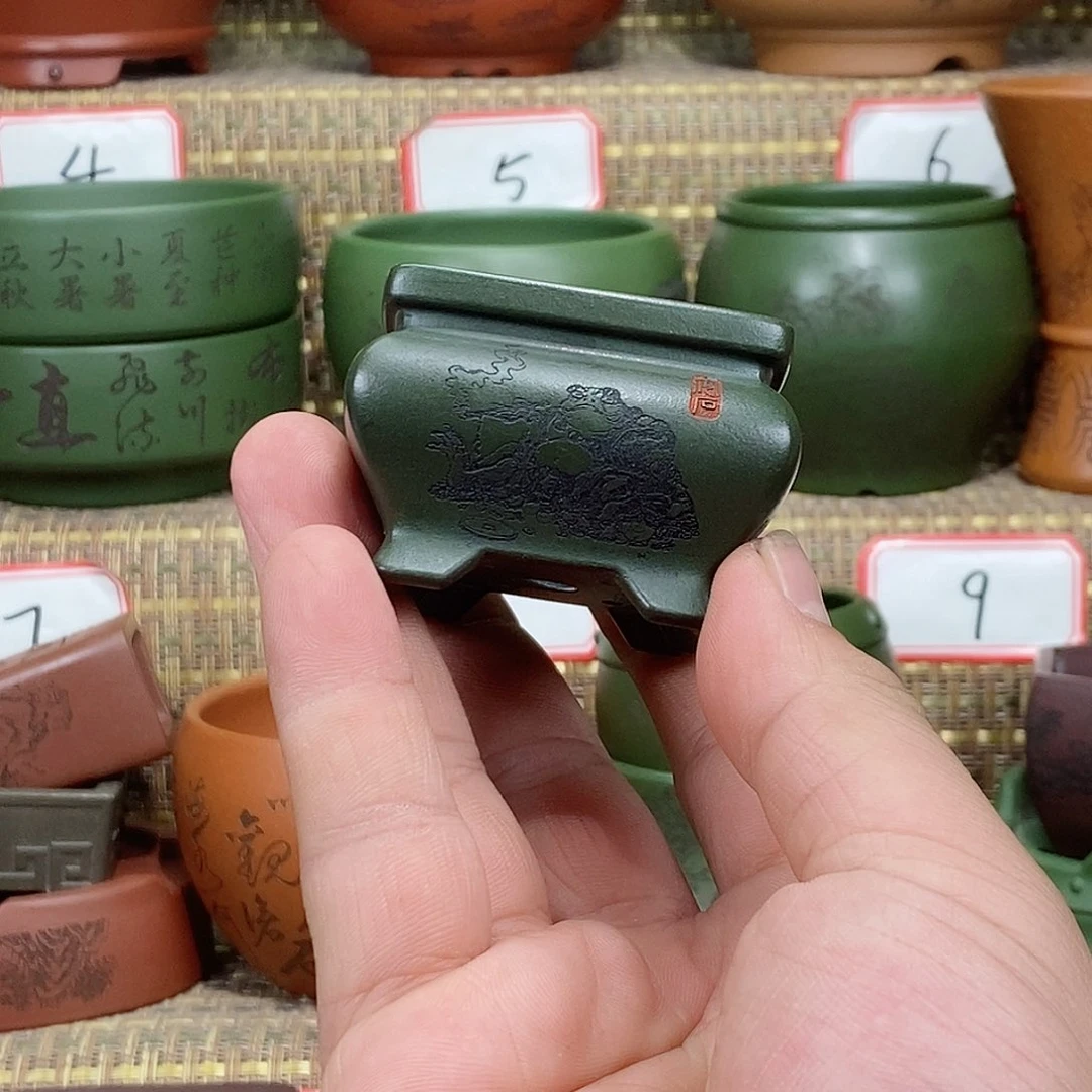 紫砂花盆在外面的