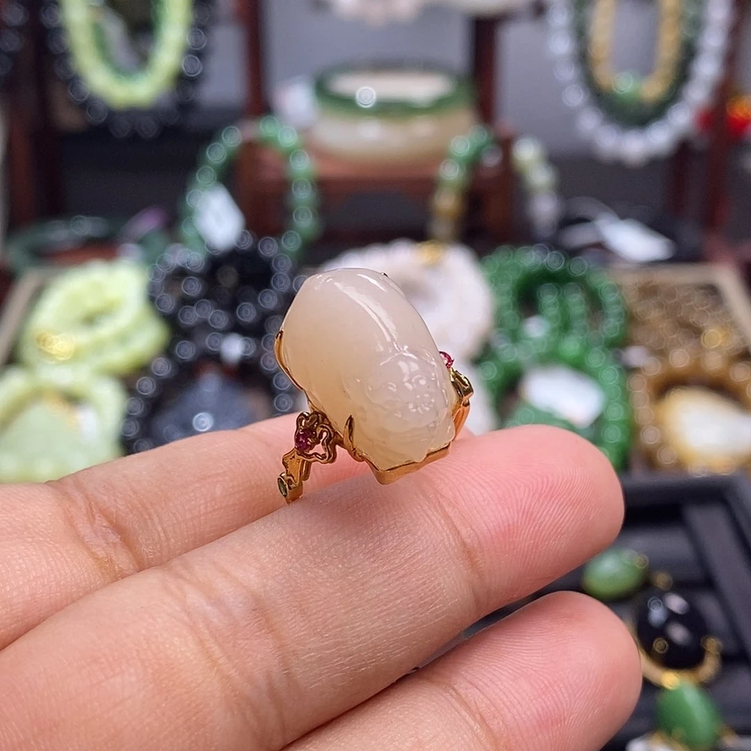 和田玉收藏级浓藕粉羊脂级老矿料金镶貔貅戒指未镶嵌?***?