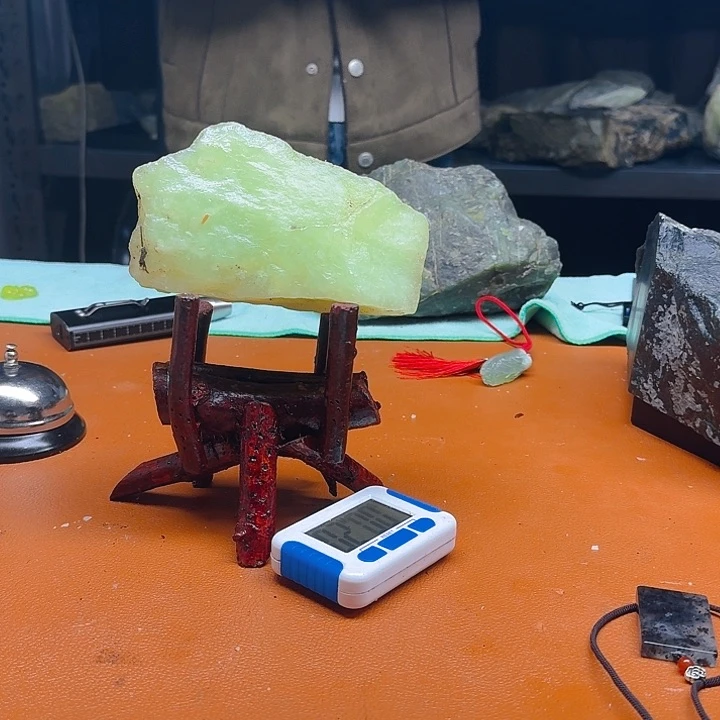 蛇纹石玉原石未镶嵌13