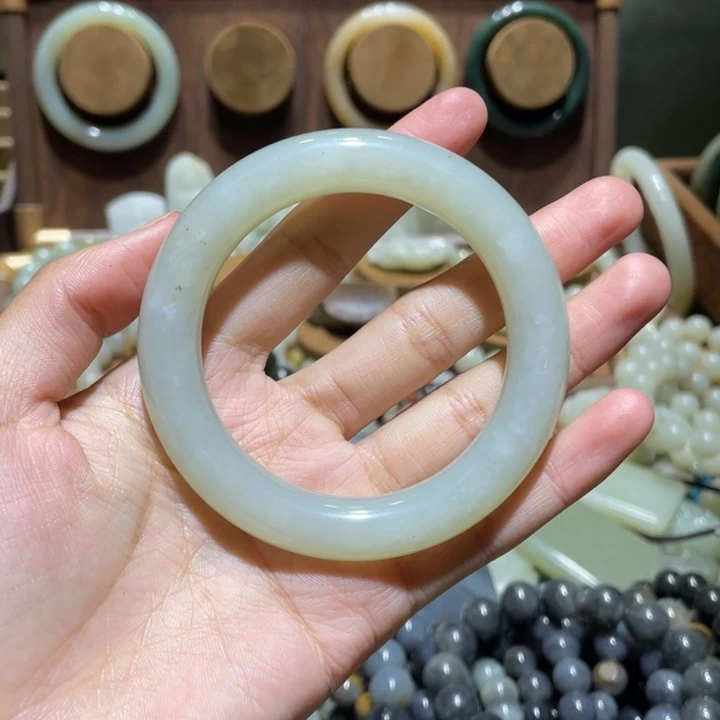 和田玉未镶嵌手镯