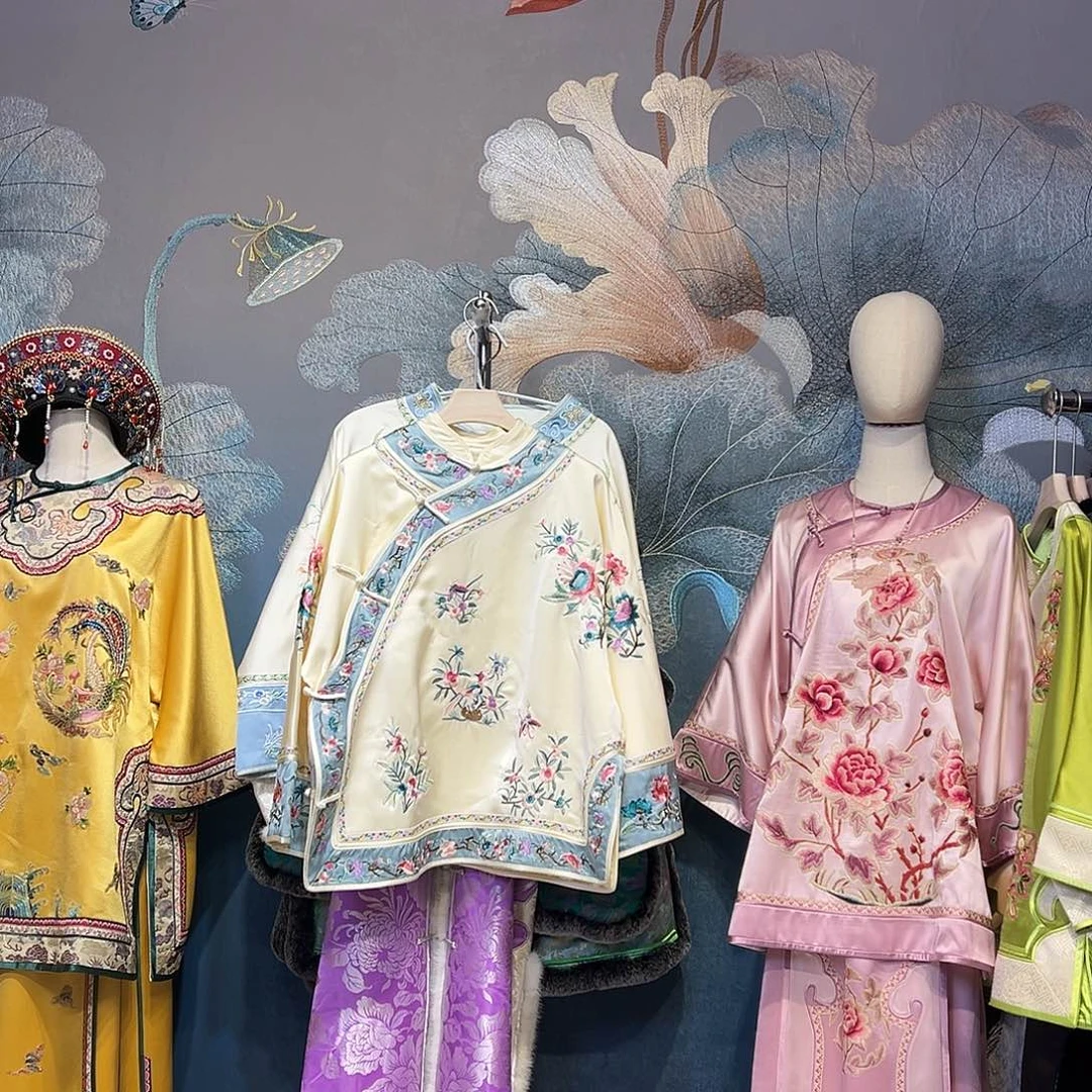 米白蚕丝刺绣上衣