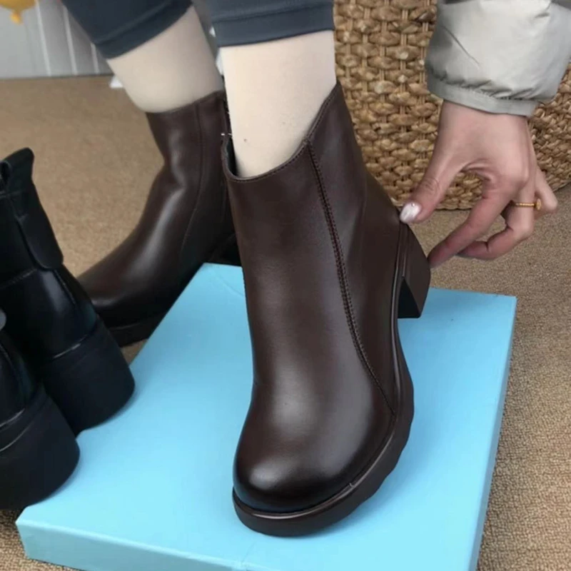 秋冬保暖纯色真皮舒适圆头瘦瘦短靴百搭英伦风复古中粗跟加绒短靴