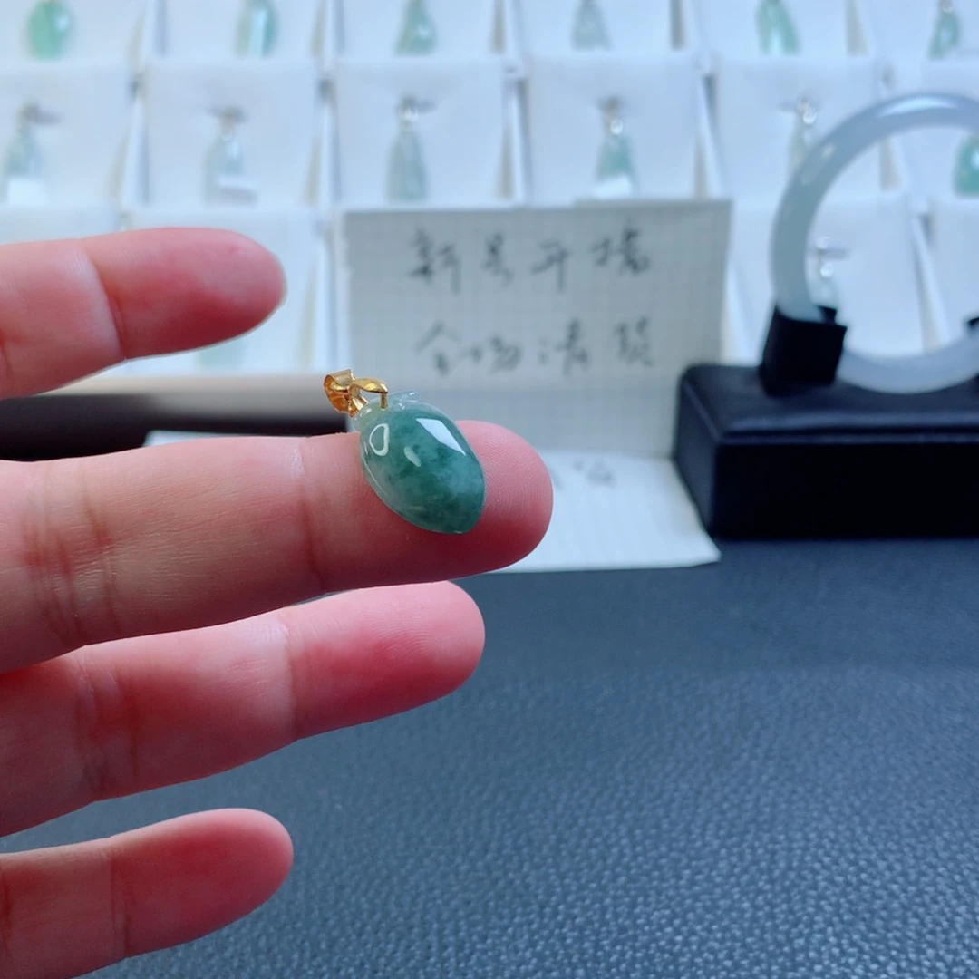 翡翠未镶嵌颈饰吊坠