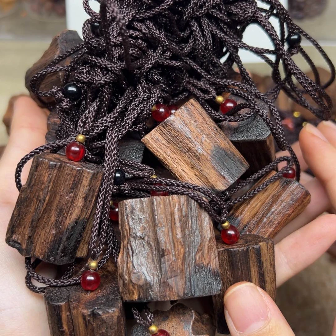 木降真香原木小吊坠（大小不一）