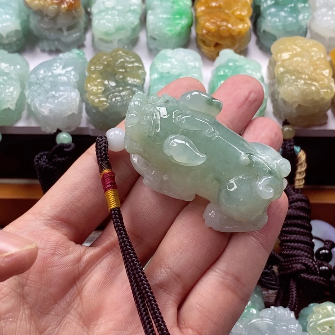 翡翠未镶嵌颈饰貔貅