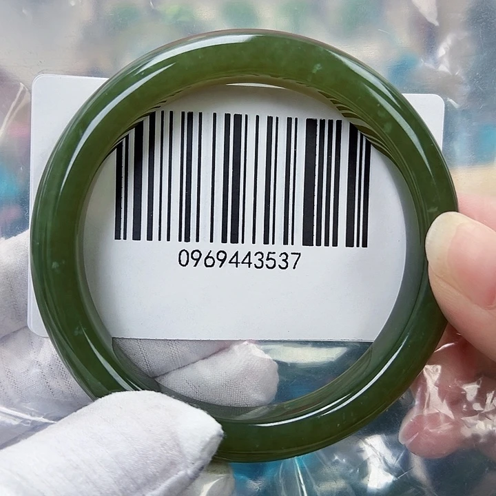 圆***圆和田玉未镶嵌手镯包容63