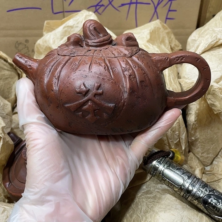 紫砂茶壶。原矿泥料，手工制作的一把紫砂壶。