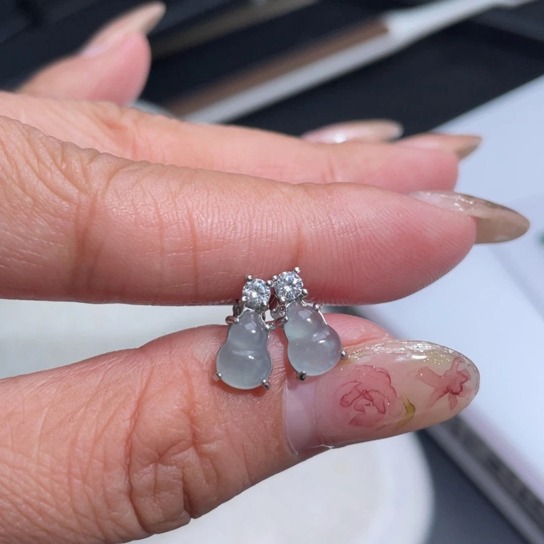 翡翠未镶嵌颈饰葫芦