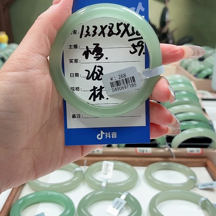 小***雪未镶嵌手镯石英岩玉