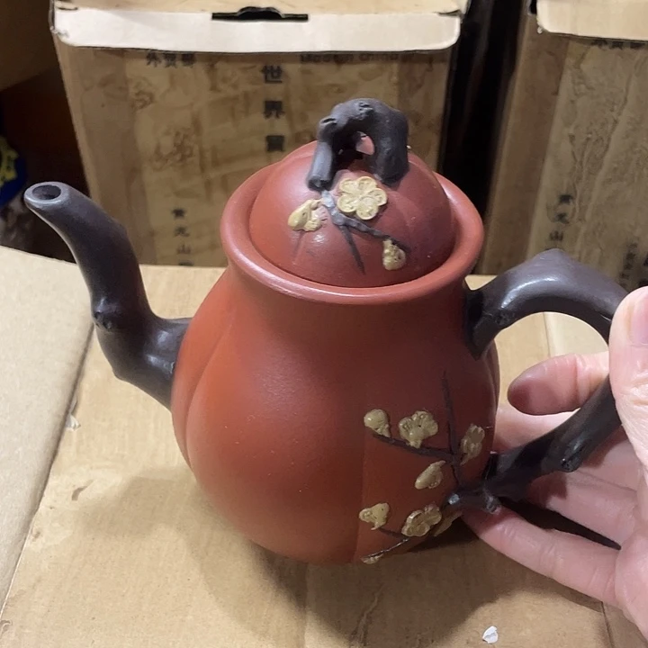 茶壶紫砂原矿泥料手工制作的一把紫砂壶。