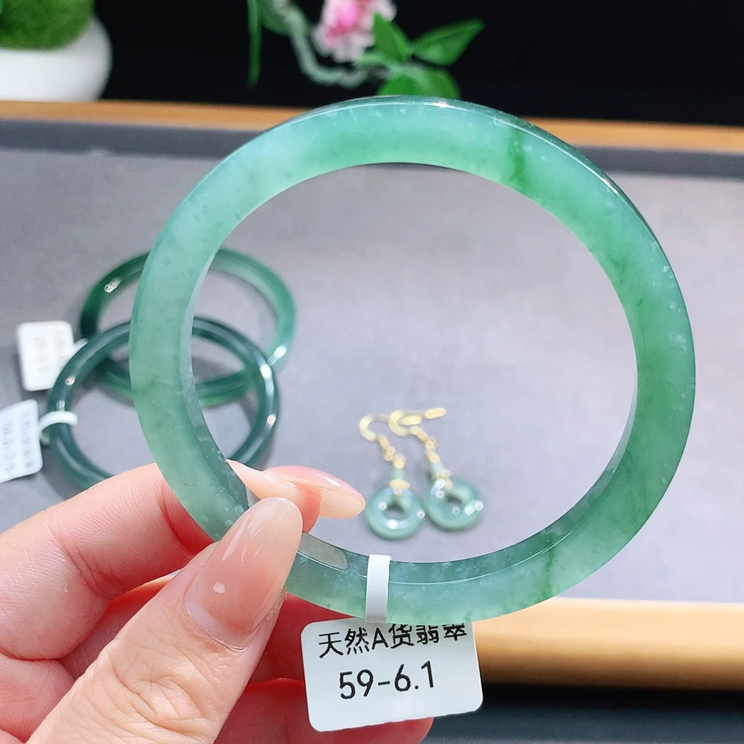 未镶嵌手镯（圆镯）翡翠
