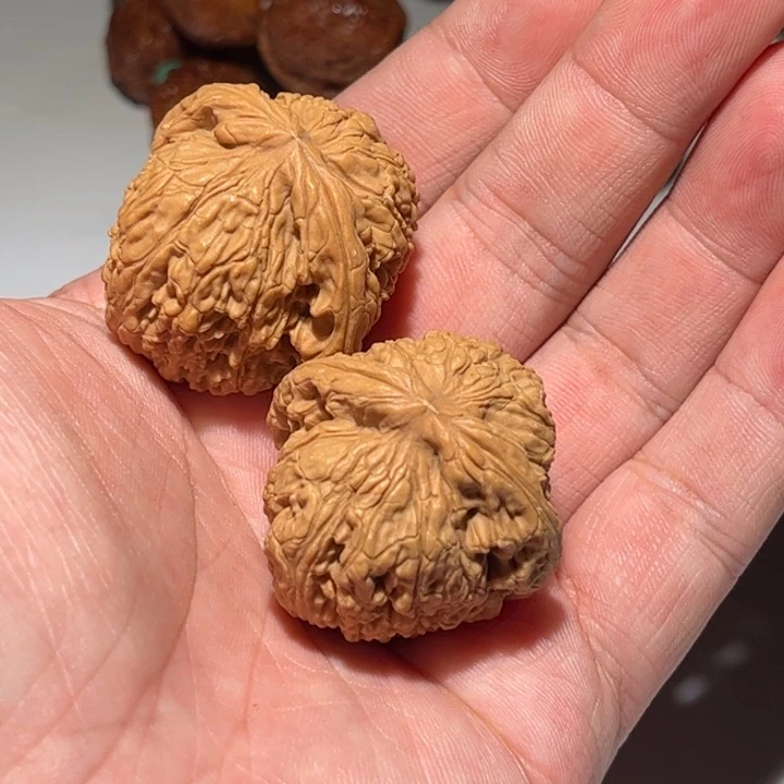 姜***旭桃核吊坠狮子头核桃