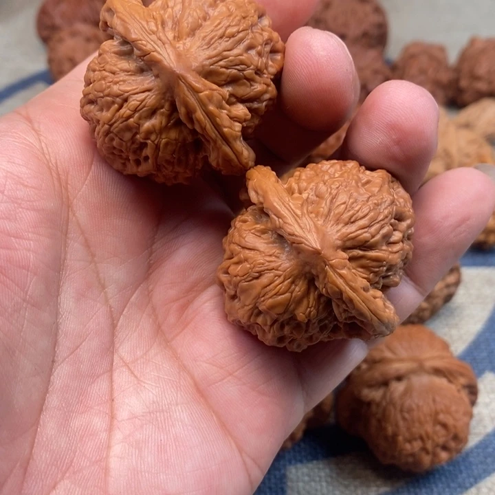 文玩核桃把件烟**墨核桃