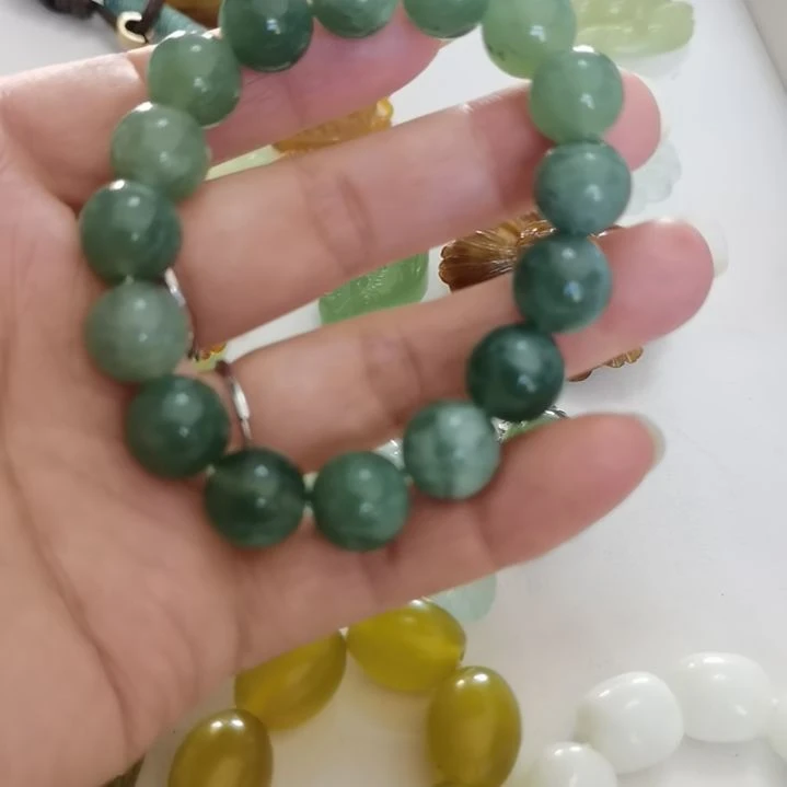未镶嵌蛇纹石玉吊坠